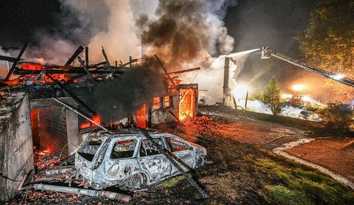 Bauernhaus steht in Flammen