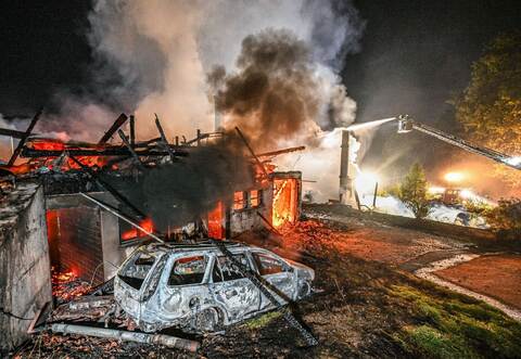 Bauernhaus steht in Flammen