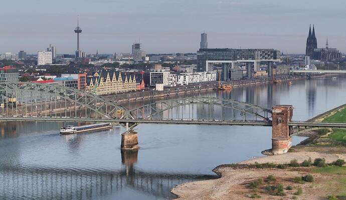 Rhein mit Rekordtiefstand in Köln
