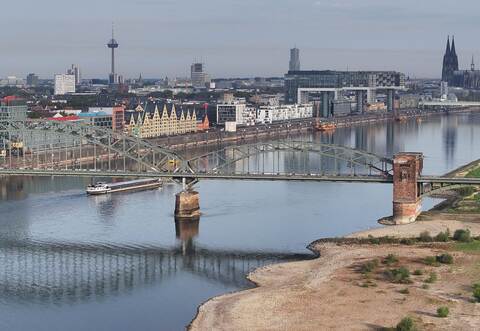 Rhein mit Rekordtiefstand in Köln