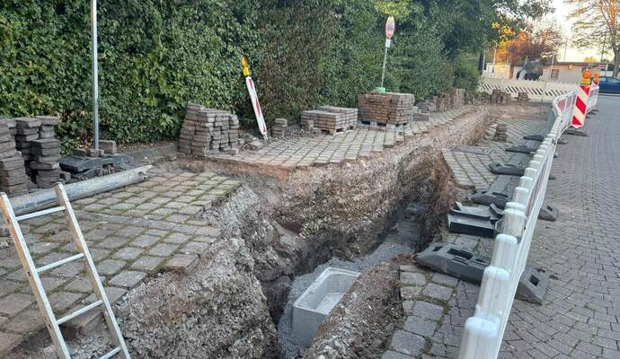 In der Schillerstraße ist der Boden für die Sanierung freigelegt. Die Arbeiten laufen bereits.