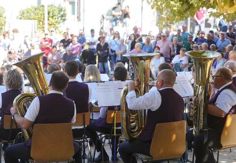 Unter der Leitung von Eva Riexinger spielen die Mitglieder des Blasorchesters auf dem Dorfplatz.Nico Roller