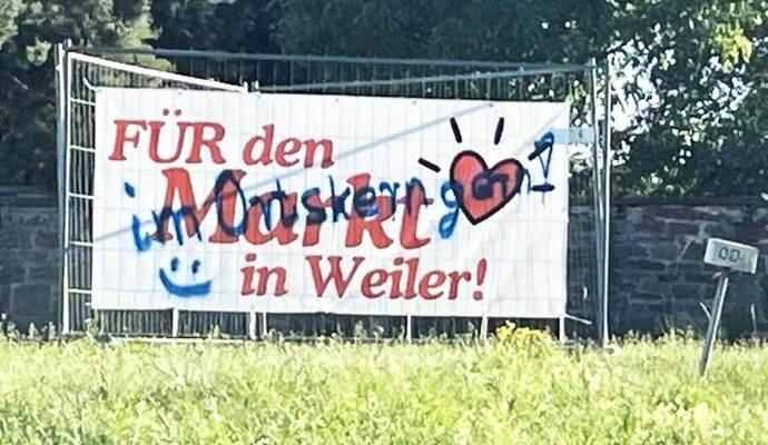 Pro und kontra Supermarkt auf einem Banner. Mit dem Übermalen möchte die Bürgerinitiative „Hofacker Weiler“ allerdings nichts zu tun haben. Sie wehrt sich eigenen Worten zufolge gegen falsche Verdächtigungen und stellt Anzeige.