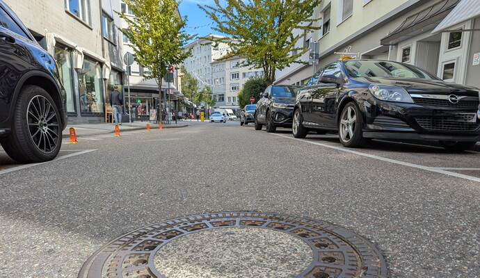 Mit einem Gullydeckel wie diesem wurde in der Pforzheimer Dillsteiner Straße versucht, einzubrechen.