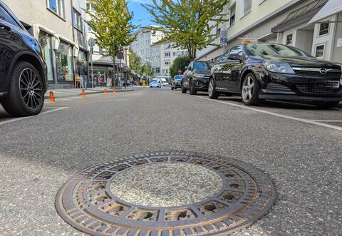 Mit einem Gullydeckel wie diesem wurde in der Pforzheimer Dillsteiner Straße versucht, einzubrechen.