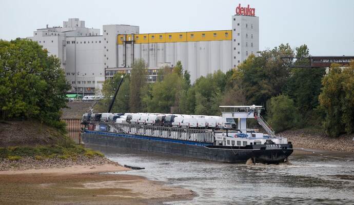 Frachtschiff fährt sich im Düsseldorfer Hafen fest