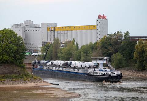 Frachtschiff fährt sich im Düsseldorfer Hafen fest