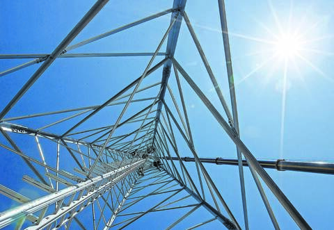 Errichtung des Funkmasts für das 450-MHz-Netz