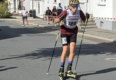 Mit Rollski in der Innenstadt von Winterberg unterwegs war unter anderem der Schömberger Biathlet Csongor Boros.