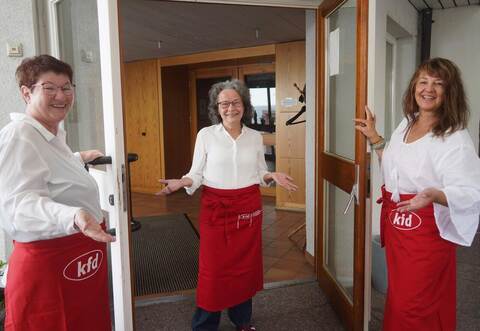 Martina Theurer, Cäcilia Bischof und Petra Wold (von links) von der katholischenFrauengemeinschaft laden die Gäste an Erntedank herzlich in das Bernhardusheim ein.Nico Roller