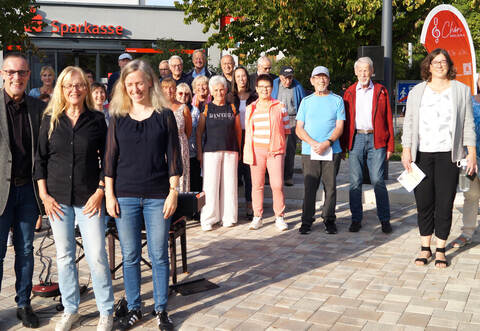 Rund 30 Sänger aus drei Chören kamen mit Bürgermeister Michael Seiß, Heike Buss, Vorsitzende des Liederkranzes Friolzheim, und Chorleiterin Ingrun Canzler (vorne, von links) auf dem Friolzheimer Marktplatz zusammen.