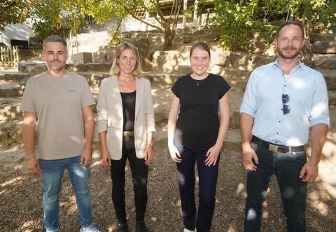 Landschaftsarchitekt Hannes Becker, Anna-Maria Fritz von der katholischen Kirche, Einrichtungsleiterin Kathrin Franke und Bürgermeister Thomas Maag stehen auf dem steil am Hang verlaufenden Gelände (von links).
