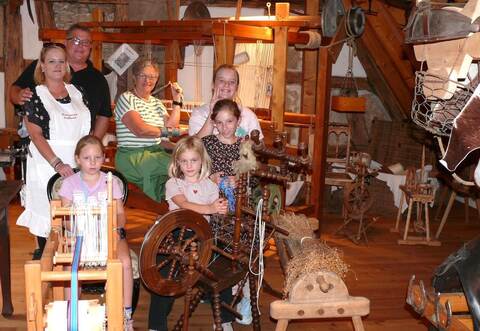 Vertraut mit den Arbeitsmaterialien: Museumsleiterin Elvira Knothe, mit dem Beisitzer-Ehepaar Tobias und Cornelia Wetzel sowie interessierten Kindern (von rechts).