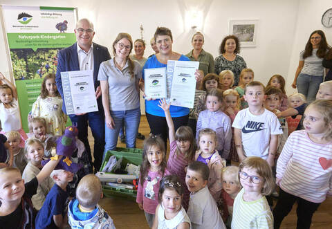 Bei der Auszeichnung zum Naturpark-Kindergarten sind Niefern-Öschelbronns Bürgermeister Uwe Engelsberger, Fränze Stein vom Natur