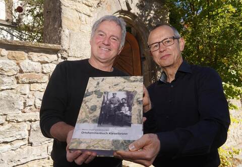 Pfarrer Markus Mall (links) und Markus Ziegler präsentieren das Ortsfamilienbuch, das sie gemeinsam erstellt haben. Auf mehr als 800 Seiten listet es mehr als 5000 Familien auf.