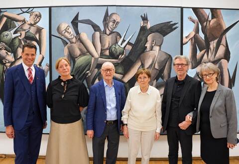 Bürgermeister Aaron Treut, Kunsthistorikerin Regina M. Fischer, Kunstmäzen und -sammler Manfred Heinrich, Ursula Heinrich, Professor Hans-Hendrik Grimmling unddessen Frau Stefanie – vor dem Triptychon „Die Umerziehung der Vögel“.