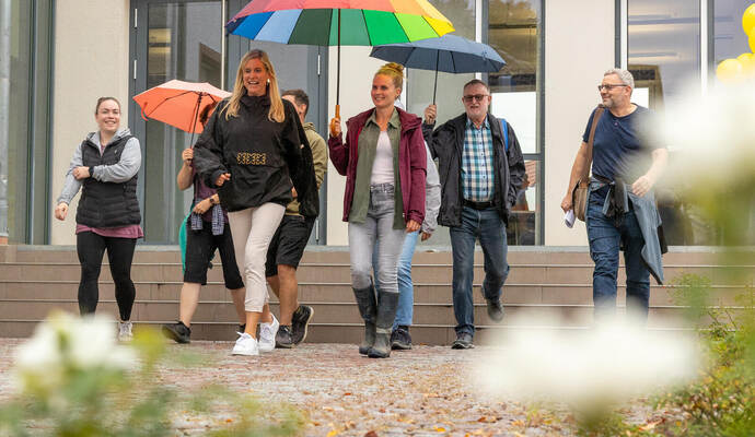 Los geht es in Neuhausen: Vor dem Rathaus begleitet Bürgermeisterin Sabine Wagner ihre Challenge-Koordinatorin Marlene Bohnenberger (vorne von links), die trotzRegens Unerschrockene auf den Marsch über den Märchenweg führt. Mit dabei: Jasmin Görgen (links), Martin Mittrich und PZ-Redakteur Alexander Heilemann.