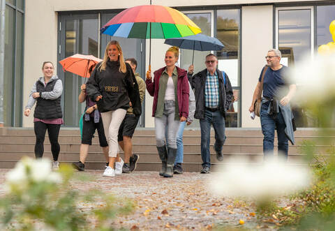 Los geht es in Neuhausen: Vor dem Rathaus begleitet Bürgermeisterin Sabine Wagner ihre Challenge-Koordinatorin Marlene Bohnenberger (vorne von links), die trotzRegens Unerschrockene auf den Marsch über den Märchenweg führt. Mit dabei: Jasmin Görgen (links), Martin Mittrich und PZ-Redakteur Alexander Heilemann.