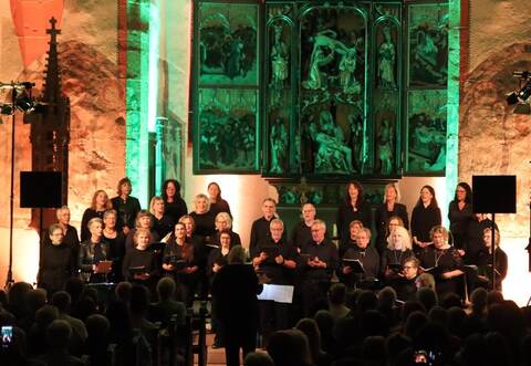 Chorgesang, Solostimmen und viele Klangfarben verschmelzen beim Konzert des Tiefenbronner Chores Joyful zu einem stimmungsvollen Gesamterlebnis vor rund 250 250 Zuhörerinnen und Zuhörer in der Basilika St. Maria Magdalena.