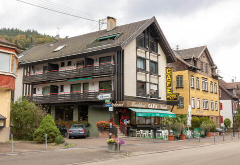 Das Höfener Café Blaich ist ortsbildprägend. Nun wird für das Traditionshaus ein regionaler Investor gesucht. Das vertraute Erscheinungsbild soll erhalten bleiben.
