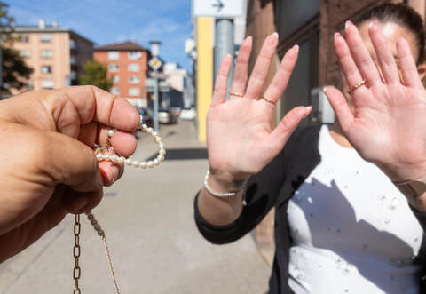 Diese nachgestellte Szene verdeutlicht, wie überraschend und schockierend der Übergriff für die junge Frau gewesen sein muss – an einem Werktag kurz nach 14 Uhr auf dem Gehweg der Berliner Straße.