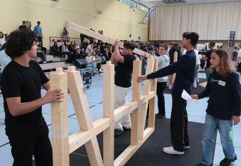 Das Team der Fünf-Täler-Schule in Calmbach war beim Zusammenbauen einer Fachwerkkonstruktion recht fix.