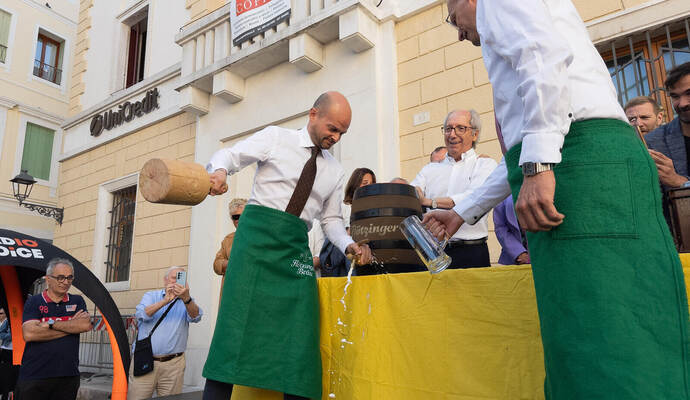 Fassanstich am Mühlacker-Stand in Bassano del Grappa: Oberbürgermeister Stephan Retter assistiert seinem italienischen Kollegen Nicola Finco (links).