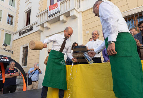 Fassanstich am Mühlacker-Stand in Bassano del Grappa: Oberbürgermeister Stephan Retter assistiert seinem italienischen Kollegen Nicola Finco (links).