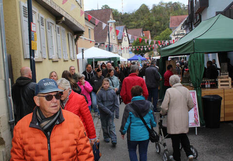 Ab 12 Uhr strömen zahlreiche Besucher zum Dürrmenzer Herbstmarkt.
