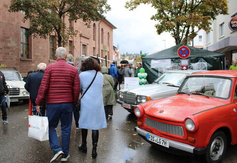Gesang und Oldtimer sind Attraktionen des Schömberger Aktionstags, der am Sonntag trotz regnerischen Wetters einige tausend Besucher anlockt.