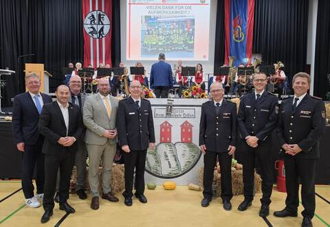 Hoher Festbesuch: Erster Landesbeamter des Kreises Calw Frank Wiehe (von links), Landtagsabgeordneter Miguel Klauß, Bürgermeister Heiko Stieringer, Landtagsabgeordneter Carl Christian Hirsch, Kommandant Thomas Braune, Bezirksbrandmeister Jürgen Link, Kreisbrandmeister Bernd Meyer und für den Kreisfeuerwehrverband Markus Fritsch.