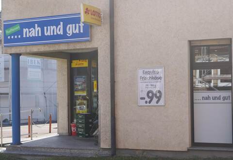 „Nah und gut“ steht auf der Fassade des Raiffeisenmarkts in Kieselbronn. Ab dem Jahreswechsel wird dort der neue Betreiber Tante-M die Nahversorgung aufrechterhalten.