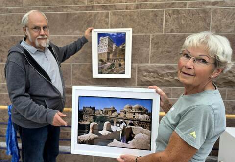 Rolf Nørgaard und Margarete Hammer haben im Schömberger Rathaus Fotografien aufgehängt.