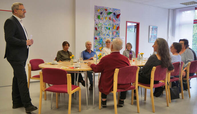 Beim „Heldenfrühstück“ geht es um einen Moment der Entspannung, aber auch um den gegenseitigen Austausch, bei dem Sozialdezernentin Katja Kreeb (links sitzend) und PZ-Chefreporter Alexander Heilemann (stehend) zuhören.
