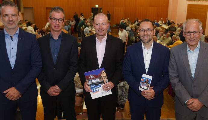 Die Aufsichtsratsmitglieder Thorsten Preuß und Philipp Kreutel, die VorständeRonny Walter und Benjamin Grimm sowie der Aufsichtsratsvorsitzende GertWiederrecht (von links) blicken auf ein erfolgreiches Geschäftsjahr zurück.Roller