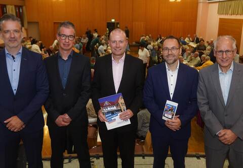 Die Aufsichtsratsmitglieder Thorsten Preuß und Philipp Kreutel, die VorständeRonny Walter und Benjamin Grimm sowie der Aufsichtsratsvorsitzende GertWiederrecht (von links) blicken auf ein erfolgreiches Geschäftsjahr zurück.Roller