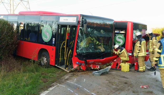 Linienbus in zwei Teile geteilt: Fahrer schwer verletzt