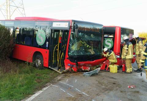 Linienbus in zwei Teile geteilt: Fahrer schwer verletzt