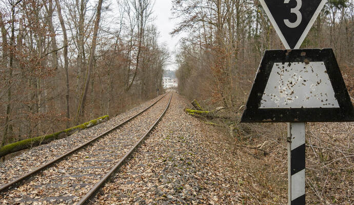 Die Gleise zwischen Maulbronn West und Maulbronn Stadt sind noch vorhanden. Bis hier wieder regelmäßig Personenzüge fahren, dürfte allerdings noch einige Zeit vergehen.