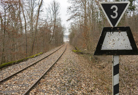 Die Gleise zwischen Maulbronn West und Maulbronn Stadt sind noch vorhanden. Bis hier wieder regelmäßig Personenzüge fahren, dürfte allerdings noch einige Zeit vergehen.