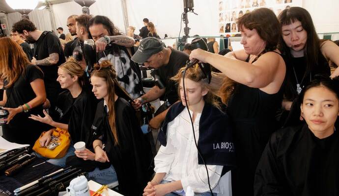 Da muss jeder Handgriff sitzen. Experten von La Biosthetique stylen Models für deren große Auftritte in Kooperation mit Chloé auf der Paris Fashion Week.