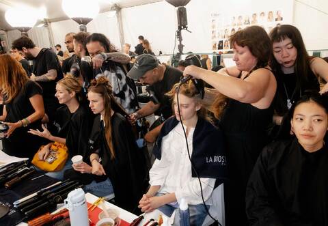 Da muss jeder Handgriff sitzen. Experten von La Biosthetique stylen Models für deren große Auftritte in Kooperation mit Chloé auf der Paris Fashion Week.