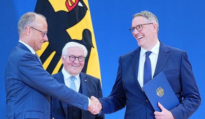 Ernennungsurkunde für Arbeitsminister Schweitzer