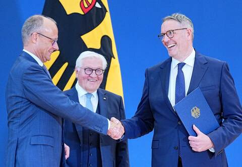 Ernennungsurkunde für Arbeitsminister Schweitzer