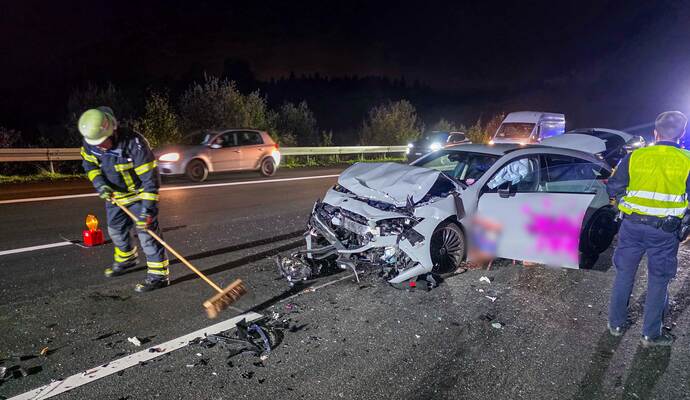 Zwei Spuren auf der A8 in Richtung Stuttgart mussten aufgrund des Unfalls gesperrt werden.