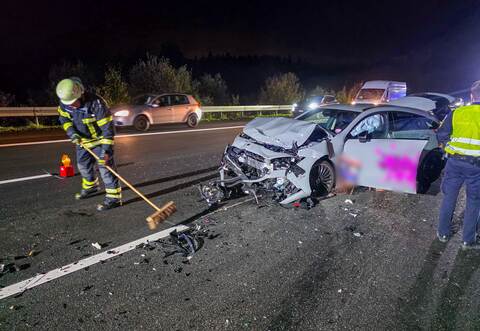 Zwei Spuren auf der A8 in Richtung Stuttgart mussten aufgrund des Unfalls gesperrt werden.