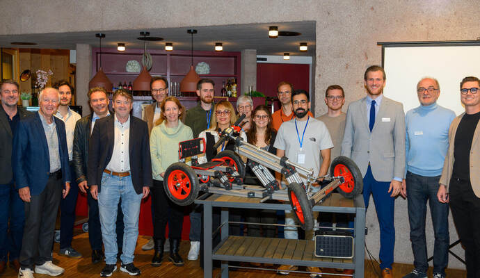 Die bewegen was: Mitglieder des Rotary Club Pforzheim sowie Lehrerinnen und Lehrer der teilnehmenden Schulen vor demBasismodell aus dem Baukasten für die Elektro-Flitzer. Thomas Sommer