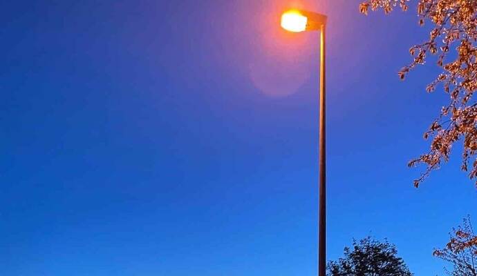 Manchmal schaltet sich die Straßenbeleuchtung ein – manchmal aber auch nicht. Viele Bürger beschweren sich bei der Gemeindeverwaltung.