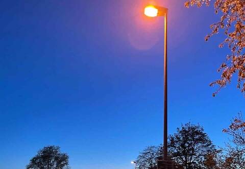 Manchmal schaltet sich die Straßenbeleuchtung ein – manchmal aber auch nicht. Viele Bürger beschweren sich bei der Gemeindeverwaltung.