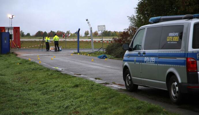 Polizeieinsatz am Flughafen Leipzig/Halle - Zaun beschädigt
